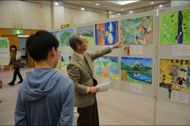 星兼雄審査委員長による絵の講評