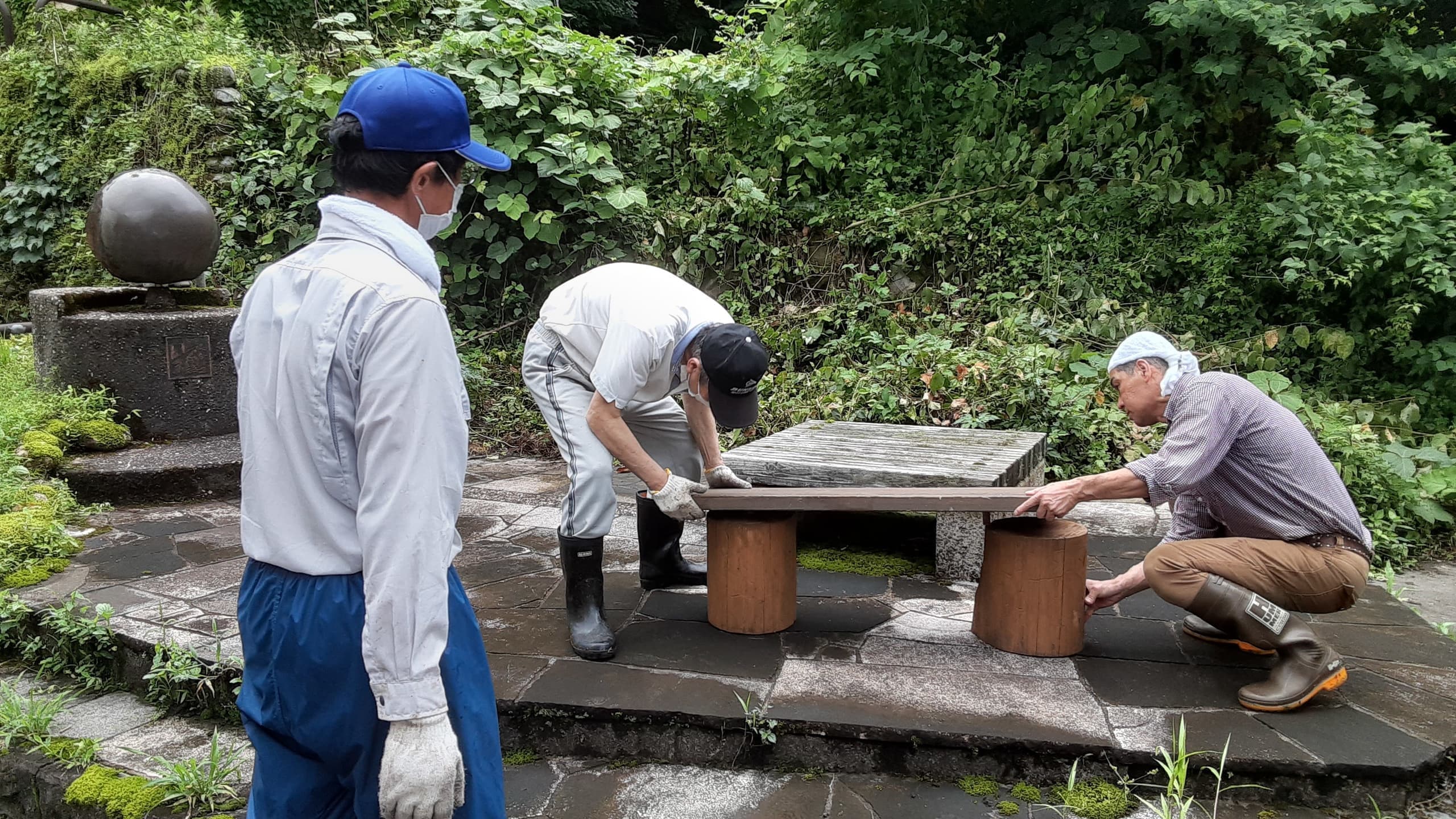 ベンチの設置作業